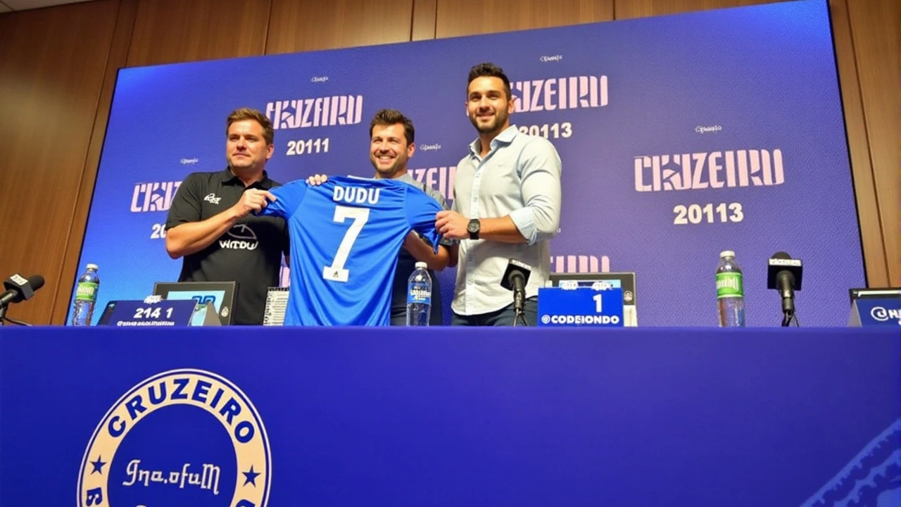 /dudu-e-revelado-como-novo-camisa-7-do-cruzeiro-em-apresentacao-emocionante